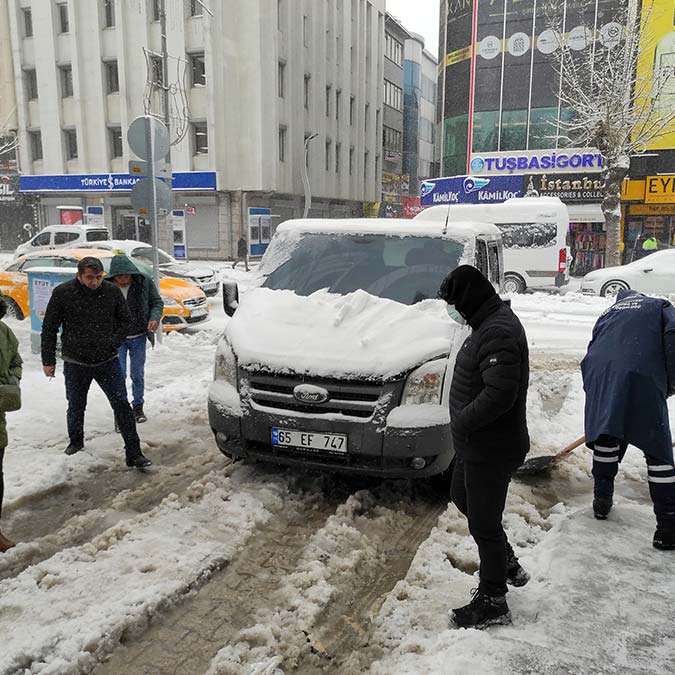 Van'da ortaokul ve liseler tatil edildi