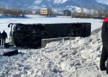 Van'da yolcu otobüsü devrildi: 9 yaralı