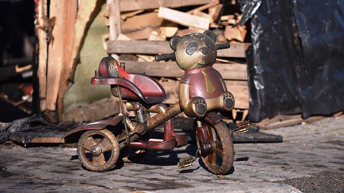 Antalya'da gece çıkan yangında evleri küle dönen Semire Dürgen "Eşim ve oğlum maaşlarını yeni alıp, yastığın altına koymuştu. Ne varsa hepsi yandı. Yangında giyecek elbisemiz kalmadı" dedi.