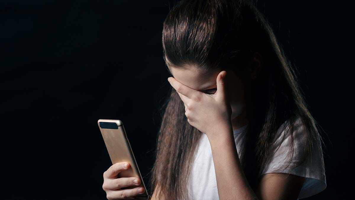 Sevgili okurlar; çağımızın en tehlikeli, çocuklarımızı ve gençlerimizi kontrolümüz dışında ağına düşüren siber zorbalık konusunu birlikte tanıyıp çözüm yollarını bulmaya çalışalım…