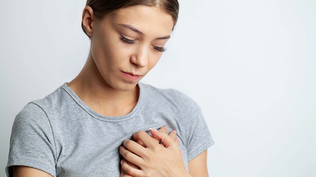 Göğüs ağrıları her 3 kadından 1'inde görülüyor