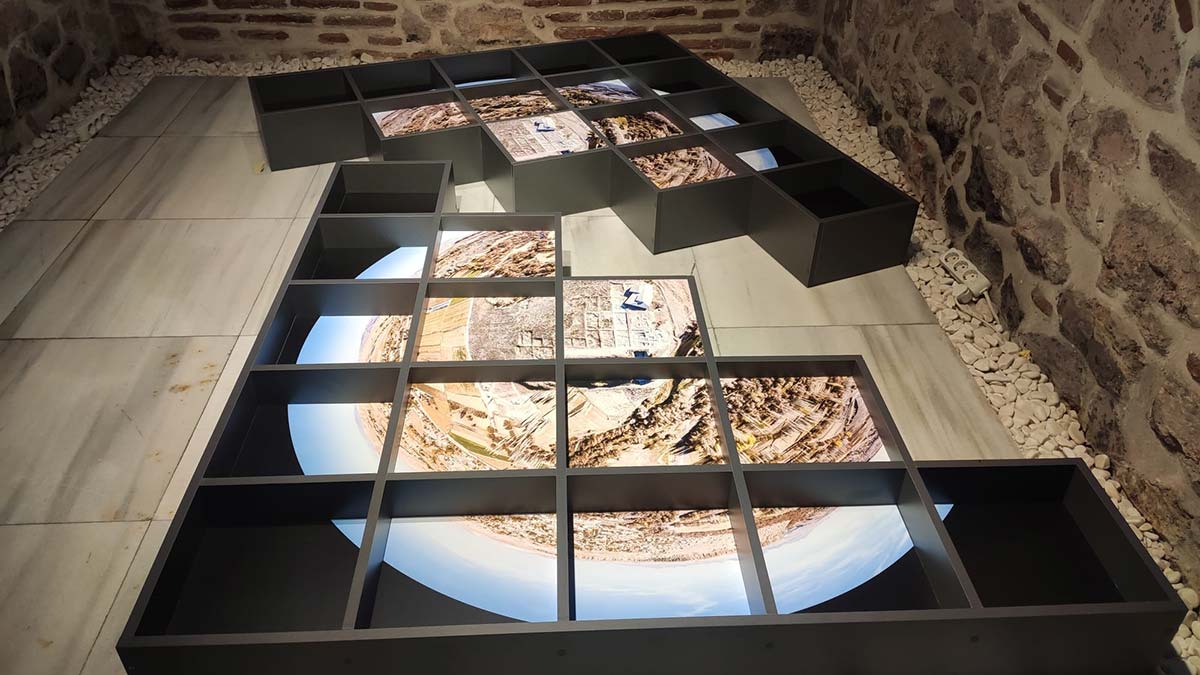 Orta Anadolu’nun bilinen en eski köyü, 10 bin 500 yıllık tarihe sahip Aşıklı Höyük, 5 ülkeden 13 yerli ve yabancı sanatçıya ilham oldu. Kazı İzleri sergisi, yarın Tarihi Hüsrev Kethüda Hamamı’nda ziyarete açılacak.