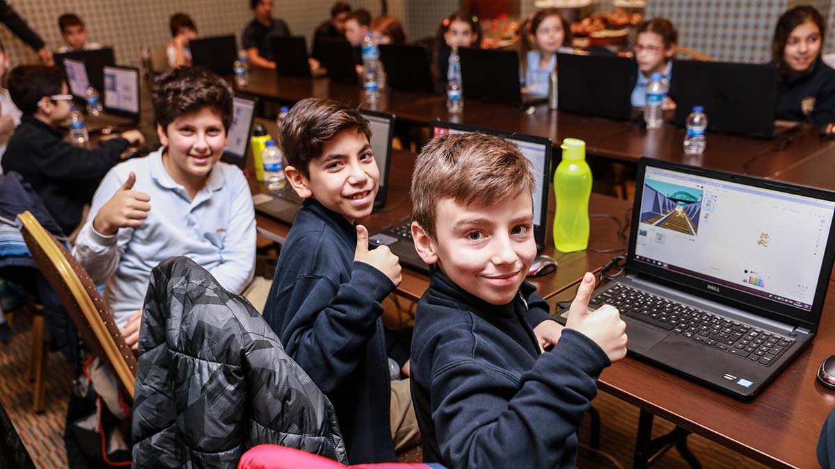 Türkiye Vodafone Vakfı ve Habitat Derneği’nin ortak projesi “Yarını Kodlayanlar” kapsamında ebeveynlerin ardından çocuklara güvenli internet eğitimleri verilecek.