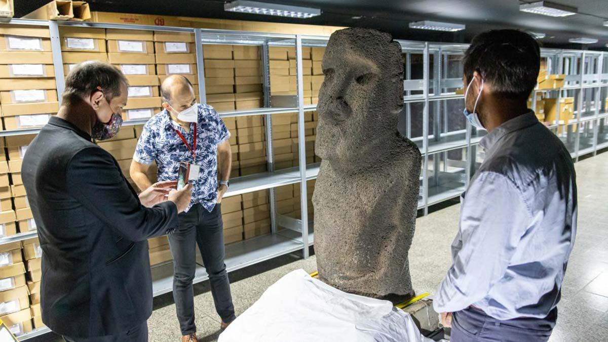 Moai heykeli Paskalya Adası'na dönüyor