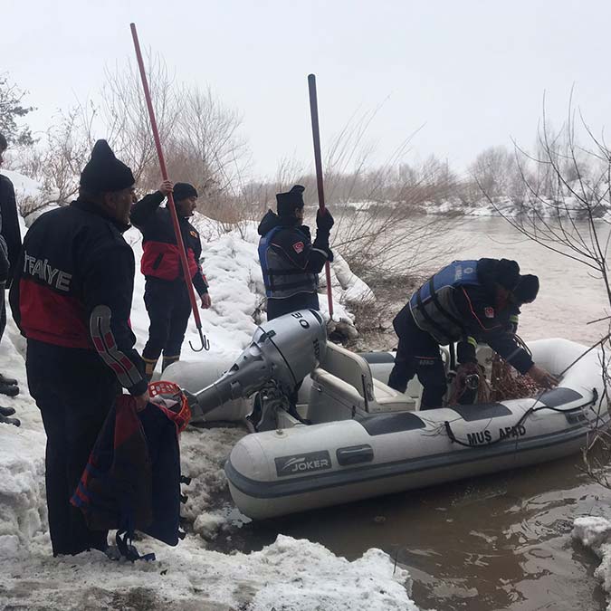 Karasu Nehri'ne düşen Yağmur aranıyor