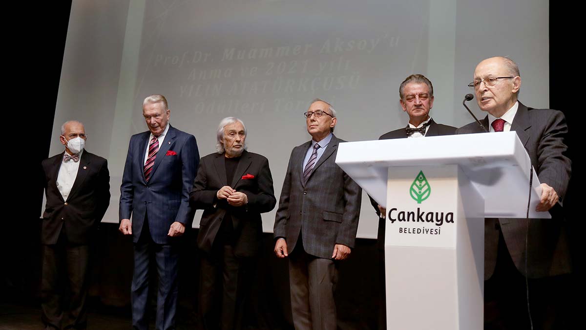 10. Cumhurbaşkanı Ahmet Necdet Sezer, 2. Cumhurbaşkanı İsmet İnönü’nün kızı İnönü Vakfı Başkanı Özden Toker, CHP Genel Başkan Yardımcısı Ahmet Akın, Cumhuriyet Gazetesi yazarı Mustafa Balbay, Yenimahalle Belediye Başkanı Fethi Yaşar ve çok sayıda Atatürk sevdalısı katıldığı törene Çankaya Belediye Başkanı Alper Taşdelen ev sahipliği yaptı.