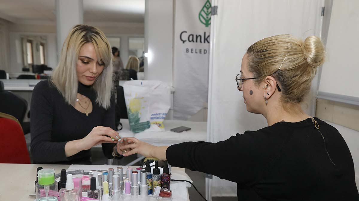 Çankaya Evlerinde düzenlenen en popüler kurslardan 'Protez Tırnak ve Jel Tekniği' kursları ilgi odağı oldu.