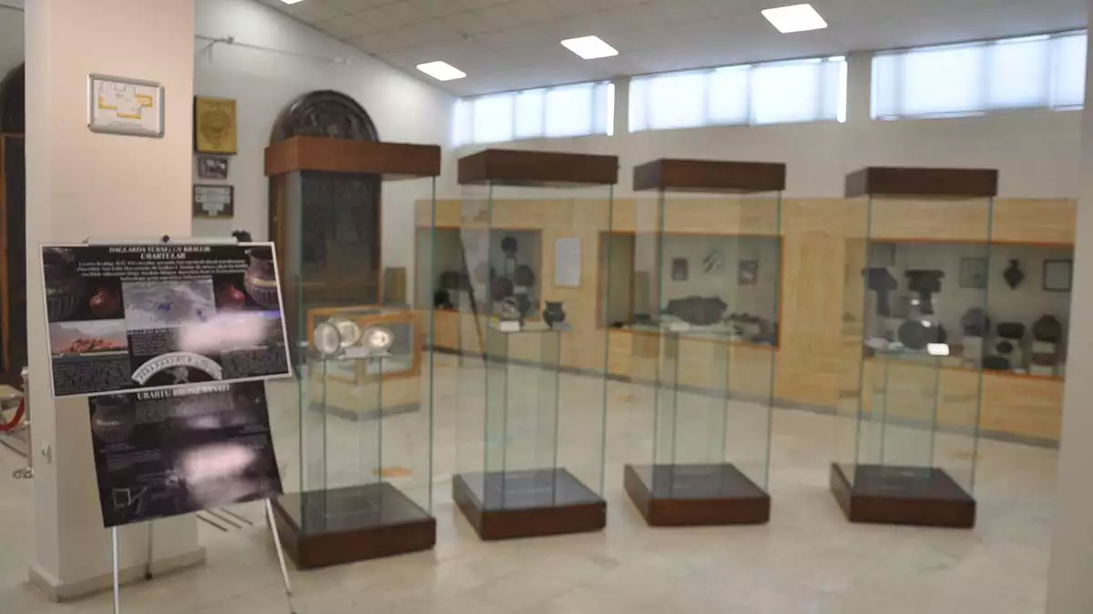 Ağrı'da 7 yıl önce düzenlenen operasyonlarda ele geçirilen urartular dönemine ait 3 bin yıllık tarihi eserler kars müzesi'nde ilk kez ziyaretçilerle buluştu.