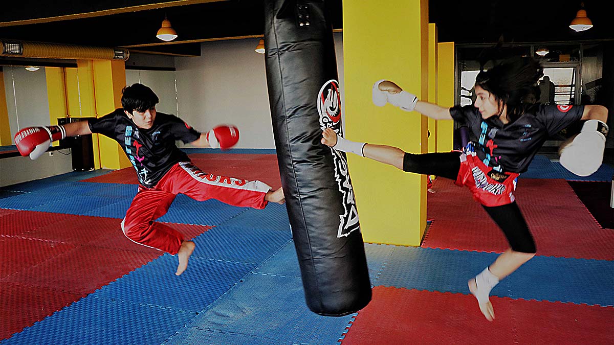 Diyarbakır'da Sudenaz (14) ve Süleyman Ezel (12) Karabulut kardeşler, 8 ay önce başladıkları kick boksta Türkiye şampiyonu oldu.