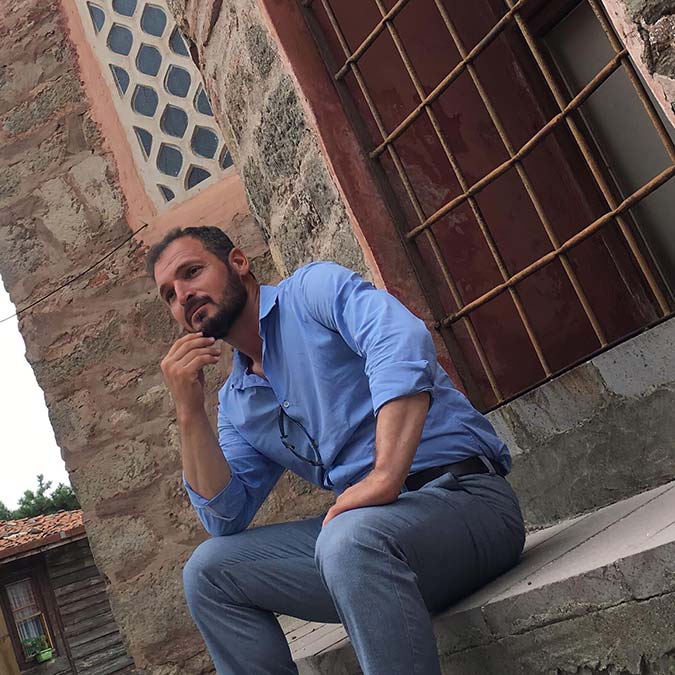 Medcezir, Bozkır: Solan Güller ve Bozkır: Açan Çiçekler isimli kitapları ile büyük beğeni toplayan, bu başarısını art arda aldığı TV davetleri ile taçlandıran Servet Aktürk nefes kesen yeni romanı Dilenci ile okurlarını farklı bir yolculuğa çıkarıyor.