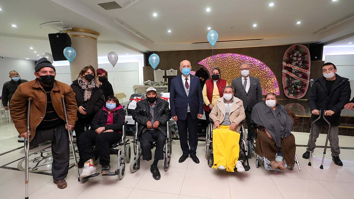 Engelliler için akülü araba dağıtımı yapıldı