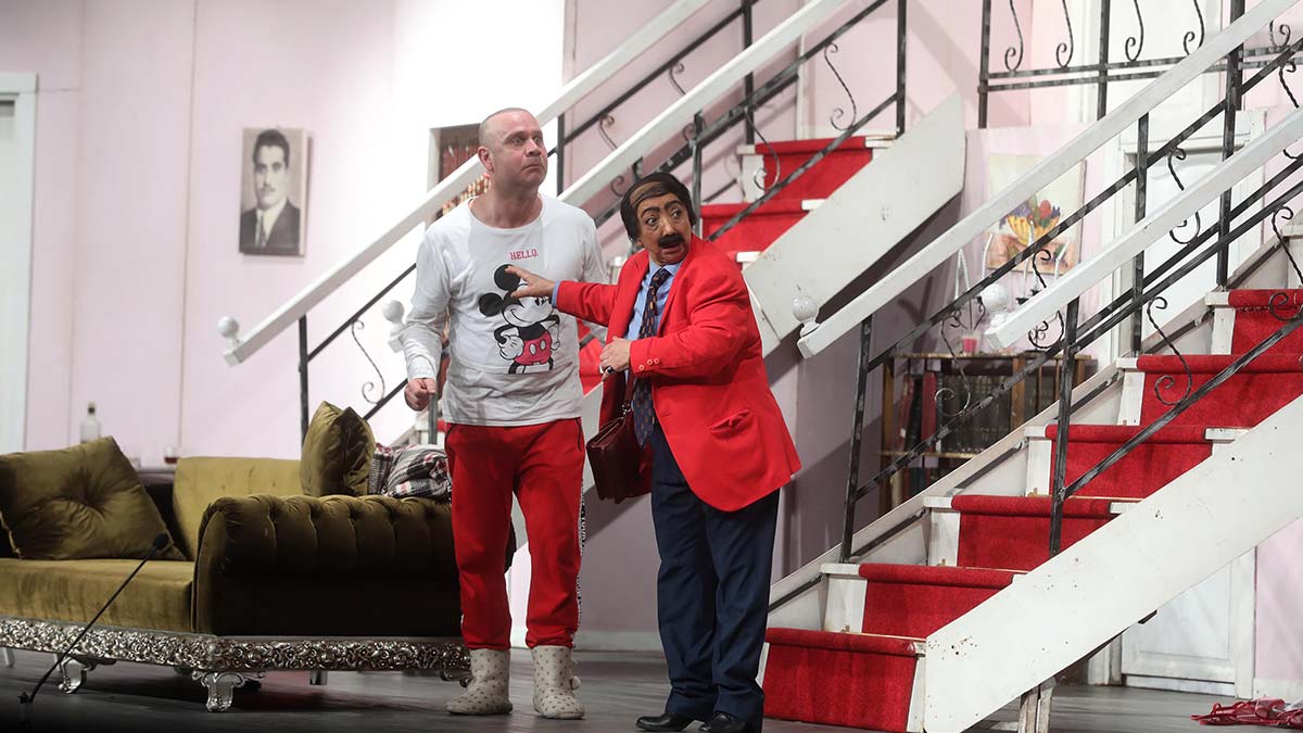 Yenimahalle Belediyesi Tiyatro Festivali kapsamında, İrfan Kangı’nın yönettiği Emlakçıyı Beklerken tiyatro oyunu Başkentli tiyatroseverlerle buluştu.