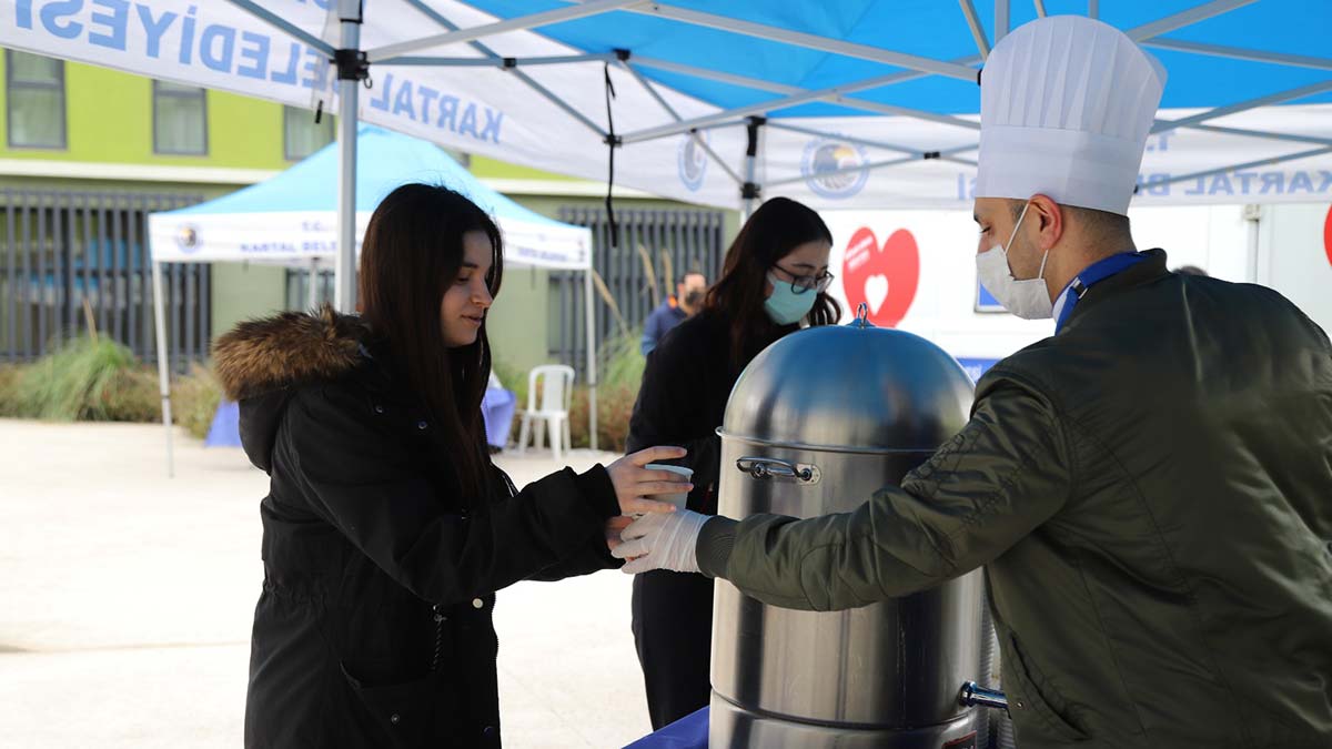 Öğrencilere sıcak çorba çay ve kahve ikramı