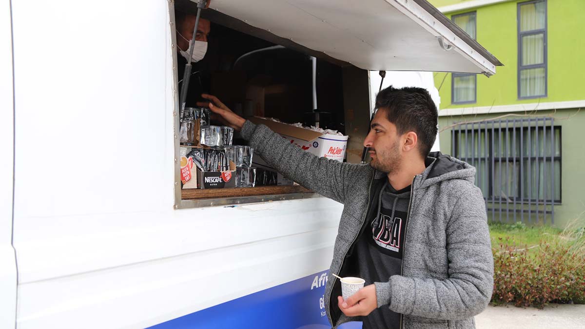 Öğrencilere sıcak çorba çay ve kahve ikramı