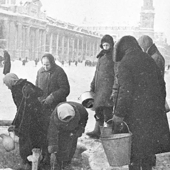 Bana savaşı anlat anne... Mişa annesinin korku dolu sesle uyandı, saate baktı. 03:00'dü. __mişa uyan sığınaklara gitmeliyiz.. Hayatında böyle bir korkuyu hiç yaşamamıştı. Şehir alman uçakları tarafından bombalanıyordu. Apartmandan hızlıca çıktılar.