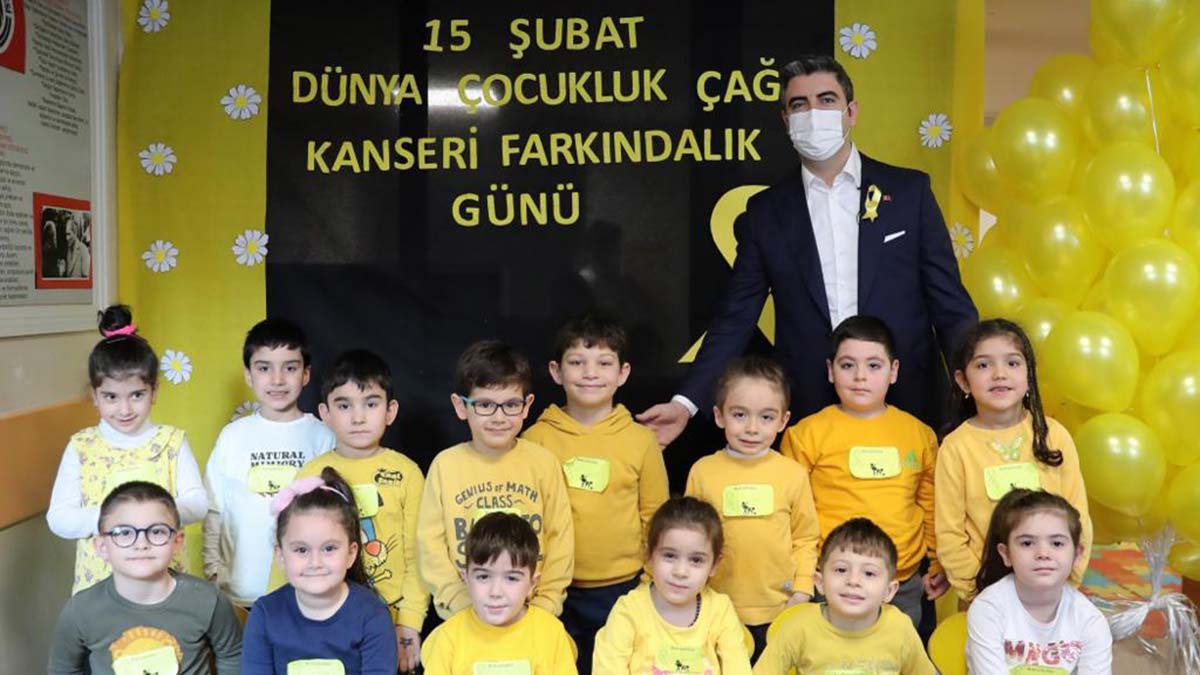 Kansere karşı farkındalık; Kartal'da sarı balonlar uçtu