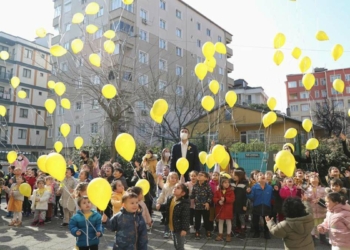 Kansere karşı farkındalık; Kartal'da sarı balonlar uçtu