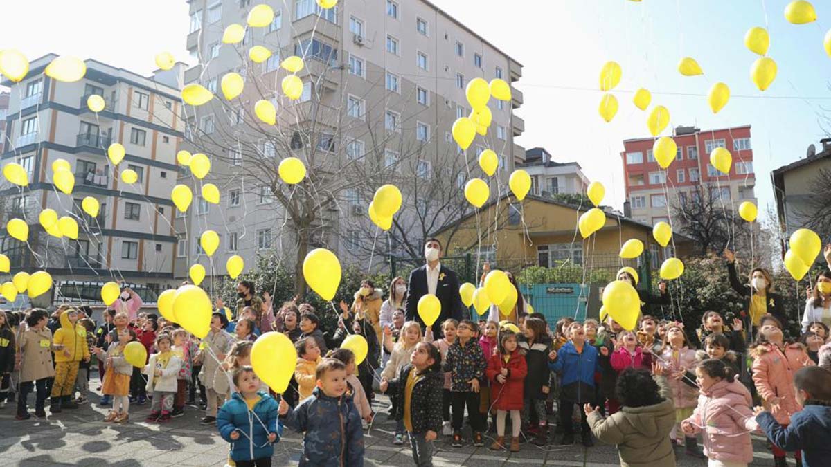 Kansere karşı farkındalık; Kartal'da sarı balonlar uçtu