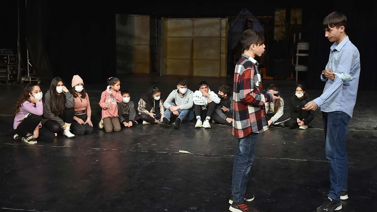 Sosyal sorumluluk projelerini hayata geçirmeye devam eden Ankara Büyükşehir Belediyesi “Sokakta Çalışan Çocuklar Merkezi”ne üye olan dezavantajlı çocukları tiyatroyla tanıştırıyor.