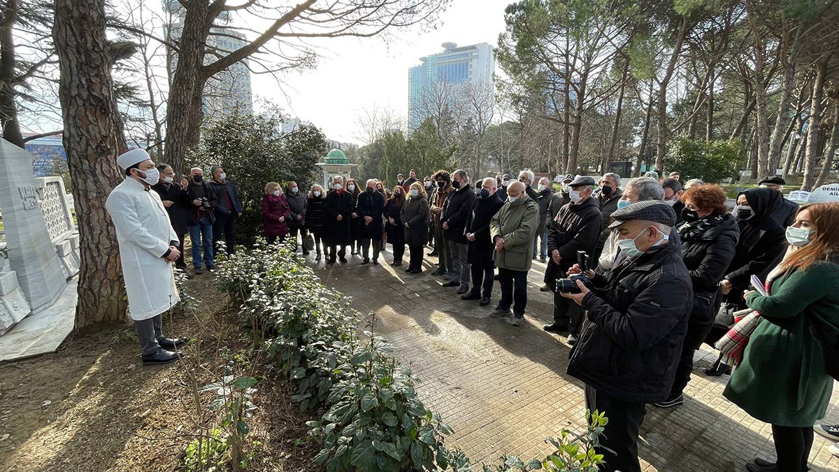 Abdi İpekçi kabri başında anıldı
