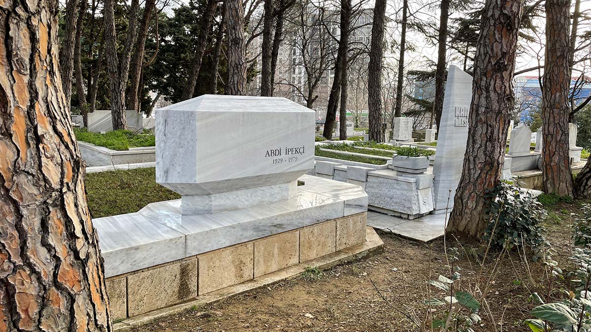 43 yıl önce uğradığı silahlı saldırıda hayatını kaybeden Milliyet Gazetesi Genel Yayın Yönetmeni Abdi İpekçi kabri başında düzenlenen törenle anıldı.