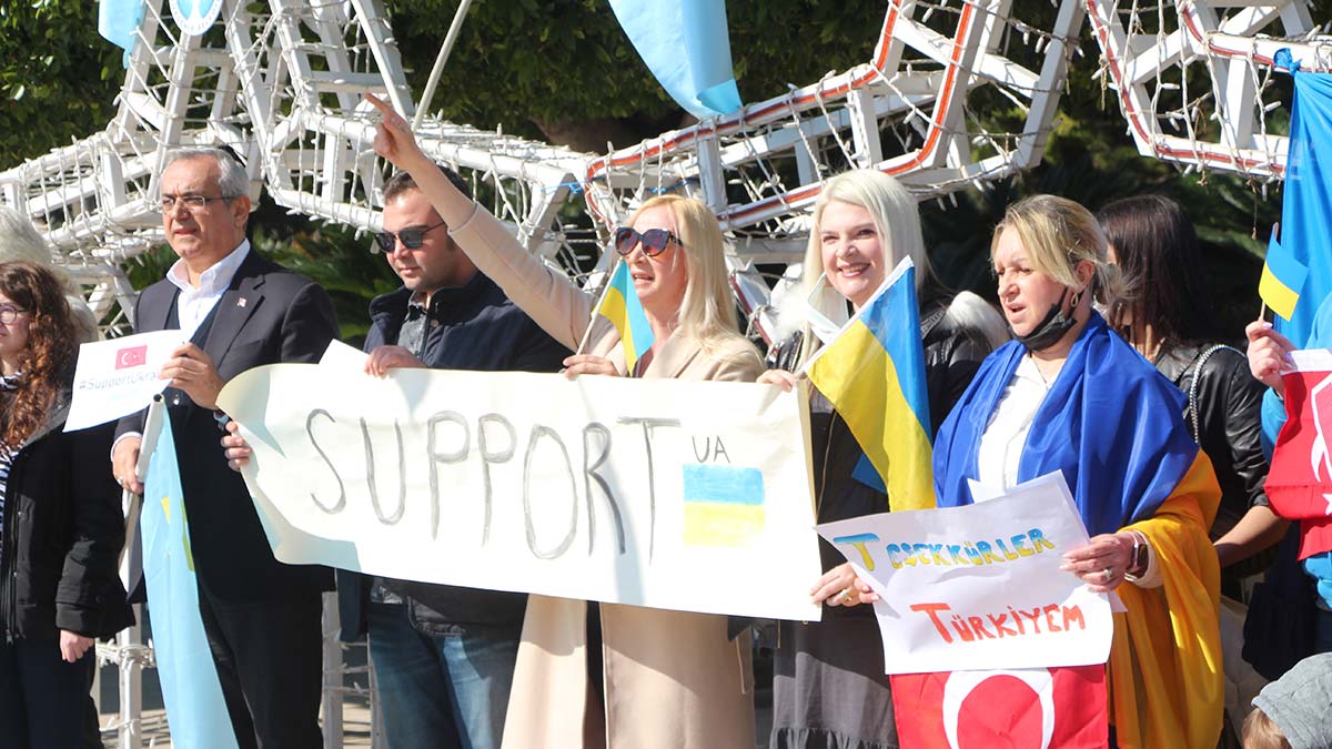 Adana'da yaşayan Ukraynalılar Rusya'yı protesto etti
