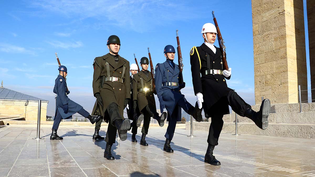 Anıtkabir'de hareket etmeden saygı nöbeti tutan ve nöbet değişimleri ilgiyle izlenen askerler, Kara, Deniz ve Hava Kuvvetleri'nin eğitim birliklerinden gönüllü olanlar arasından özel olarak seçiliyor. Saygı nöbetçilerinin, en az 1.80 metre boyunda olması, vücutlarının görünen yerlerinde dövme veya yara izinin olmaması gerekiyor.