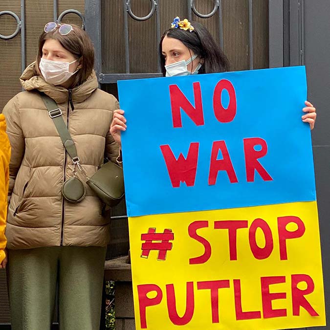 Ankara'da yaşayan Ukraynalı vatandaşlar, Ukrayna Ankara Büyükelçiliği önünde toplanarak, Rusya'nın ülkelerine yönelik başlattığı askeri harekatı protesto etti.