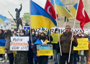 Ulus'ta toplanan Ukraynalılardan protesto