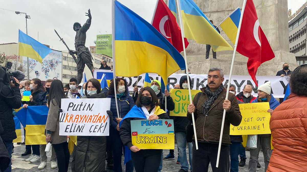 Ulus'ta toplanan Ukraynalılardan protesto