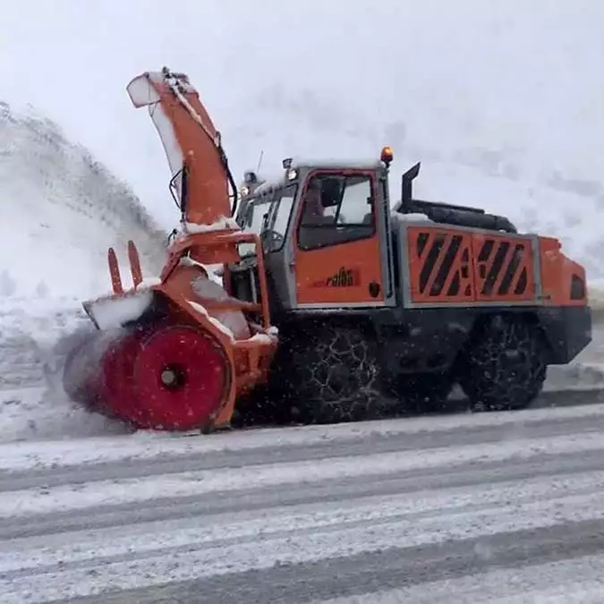 Antalya'da kar yağışı ulaşımı aksattı