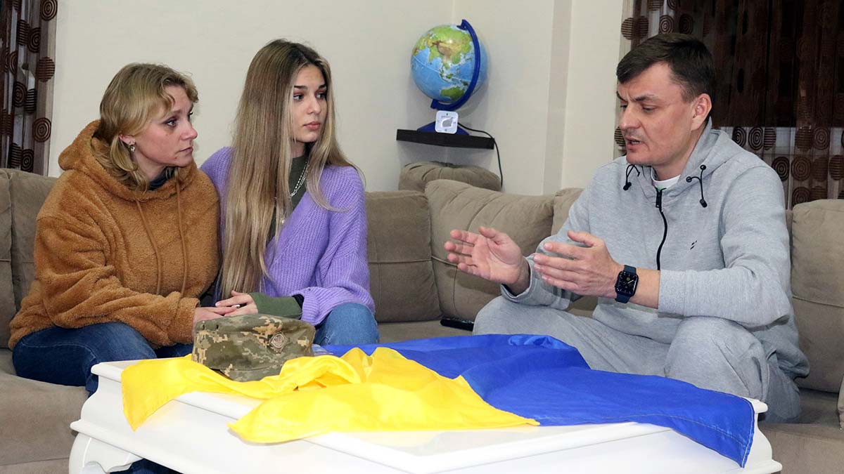 Antalya'da yerleşik yaşayan 8 bin Ukraynalı, Rusya'nın ülkelerine düzenlediği askeri harekatı endişe dolu gözlerle takip ediyor.