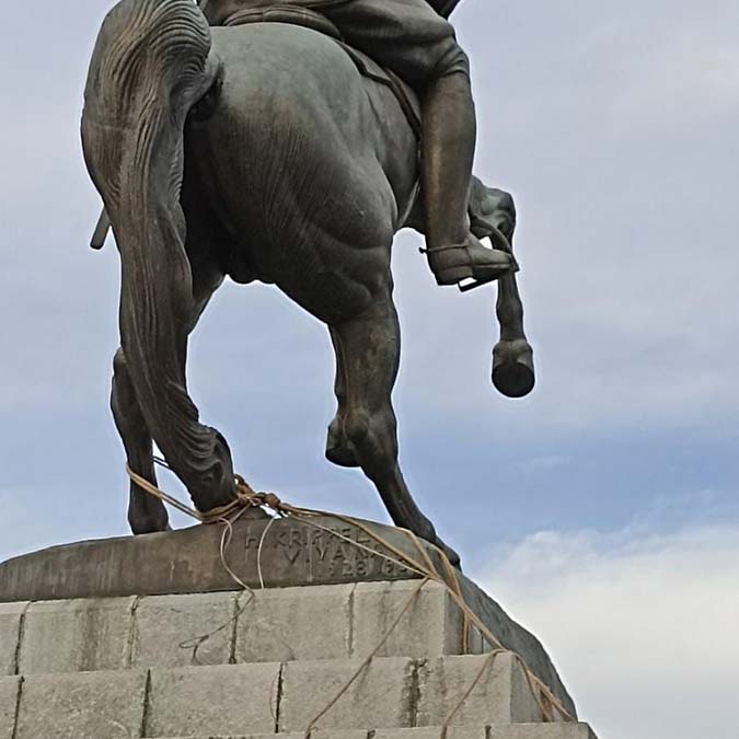 Atatürk Anıtı'na halat bağlayan kişiler gözaltında