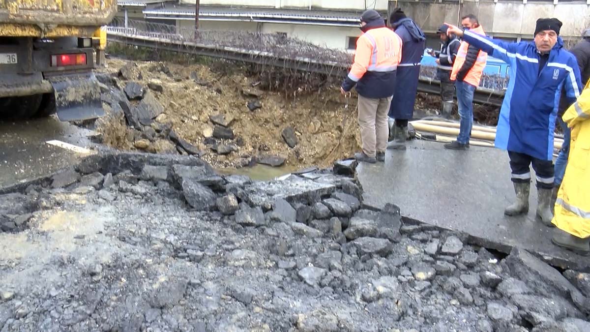 Bahçelievler'de yol çöktü