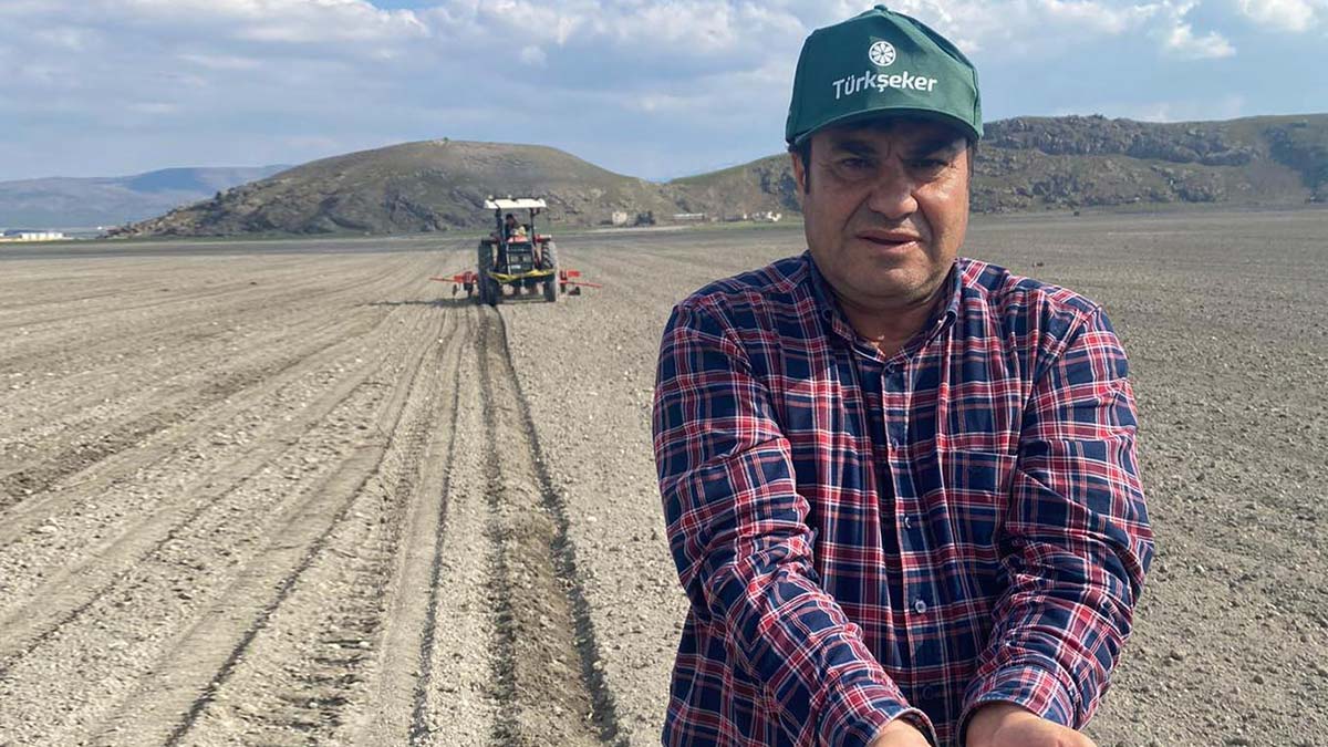 Türkiye'nin ilk şeker pancarı tohumu toprakla buluştu
