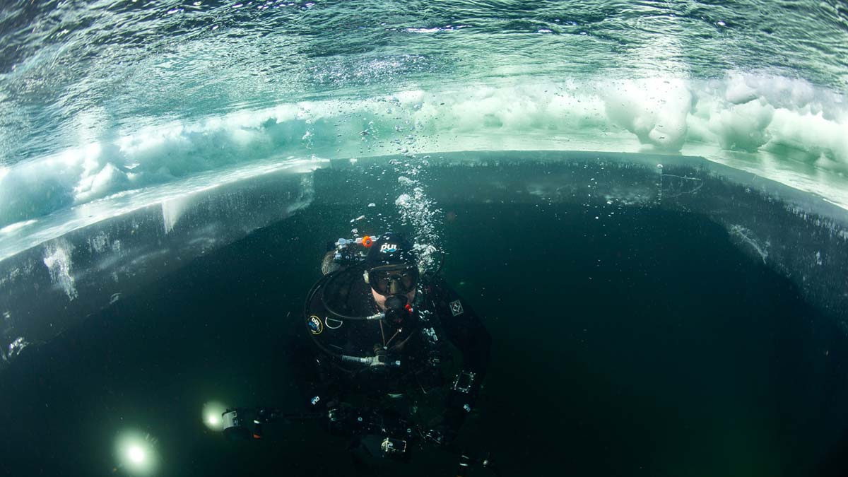 Su Altı Fotoğrafçıları ve Filmcileri Derneği'nden 6 dalgıç, Ağrı'nın Taşlıçay ilçesine 30 kilometre uzaklıkta 2 bin 241 metre rakımdaki Balık Gölü'nde buzları kırarak dalış yaptı. 