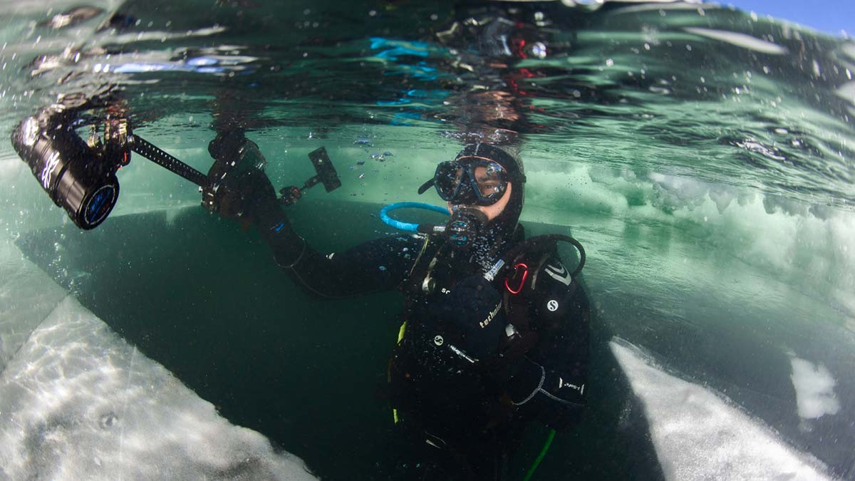 Su Altı Fotoğrafçıları ve Filmcileri Derneği'nden 6 dalgıç, Ağrı'nın Taşlıçay ilçesine 30 kilometre uzaklıkta 2 bin 241 metre rakımdaki Balık Gölü'nde buzları kırarak dalış yaptı.