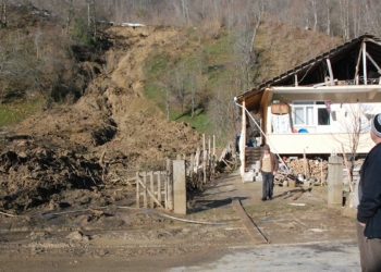 Bartın'da heyelan; 1 ev tahliye edildi