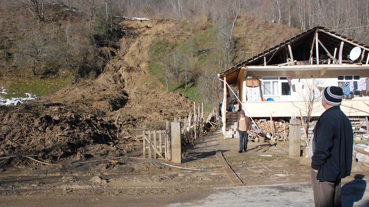 Bartın'da heyelan; 1 ev tahliye edildi