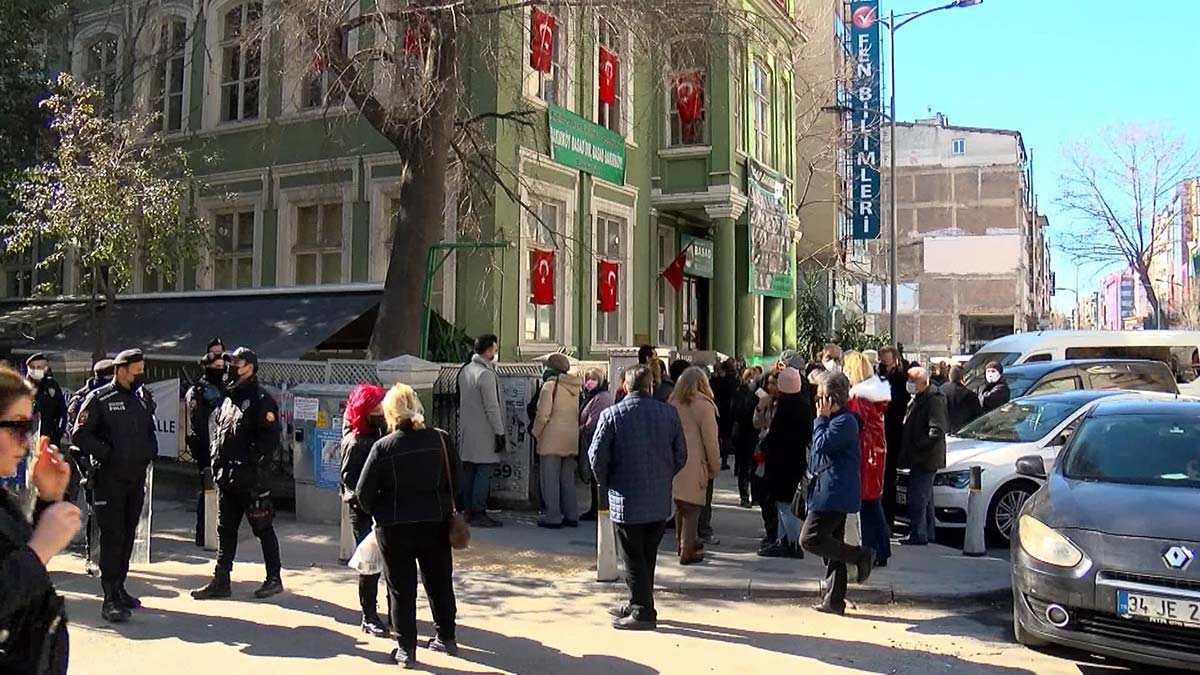 Bakırköylü Sanatçılar Derneği'nin BASAD tarihi binası, protestolar arasında tahliye edildi.