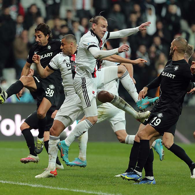 Beşiktaş'ın sezon genelindeki en temel sorunu oynadıkları oyunun tam bir kimliğinin olmaması. Bunun başlıca nedeni sakatlıklar, hastalıklar, cezalar gibi etkenlerden oluşuyor desek yanlış olmaz.
