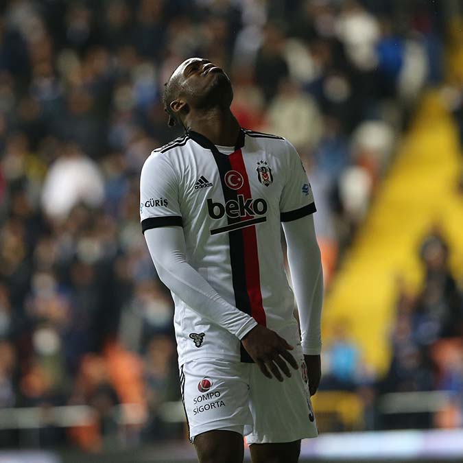 Beşiktaş kan kaybetmeye devam ediyor