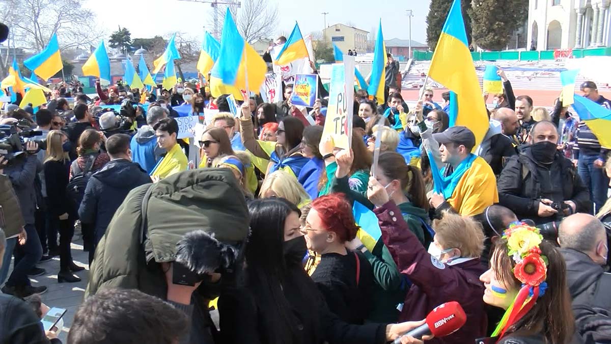Beyazıt Meydanı'nda Ukraynalılar, Rusya'nın ülkelerine yapmış olduğu askeri harekatı protesto etti.