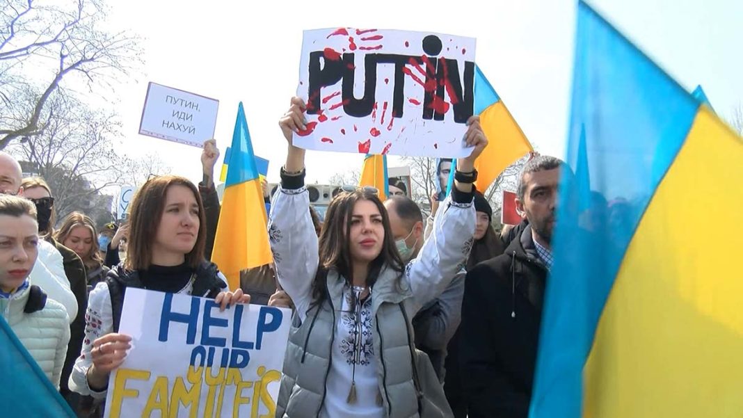 Beyazıt Meydanı'nda Ukraynalılar, Rusya'nın ülkelerine yapmış olduğu askeri harekatı protesto etti.