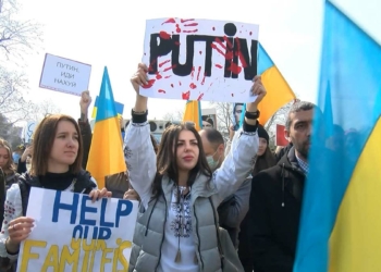 Beyazıt Meydanı'nda Ukraynalılar, Rusya'nın ülkelerine yapmış olduğu askeri harekatı protesto etti.