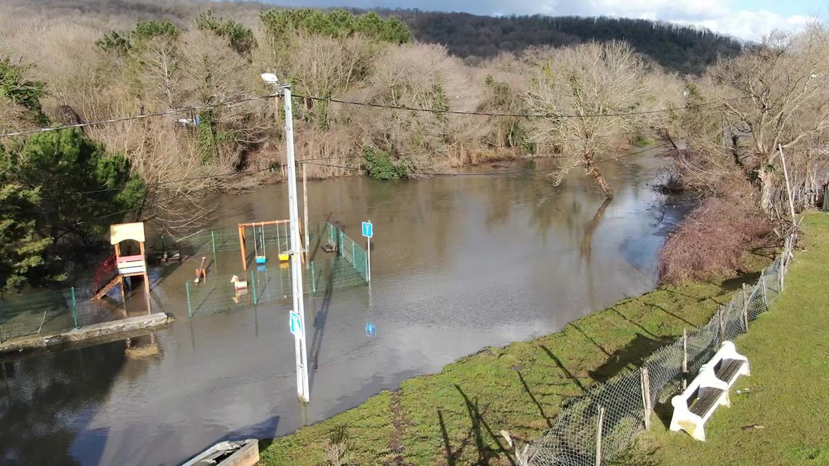 Riva Deresi taştı yollar su altında kaldı