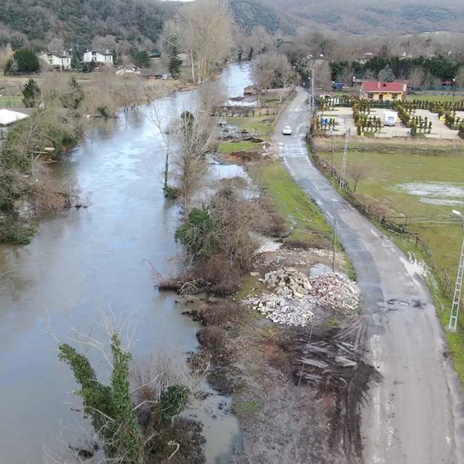 Riva Deresi taştı yollar su altında kaldı
