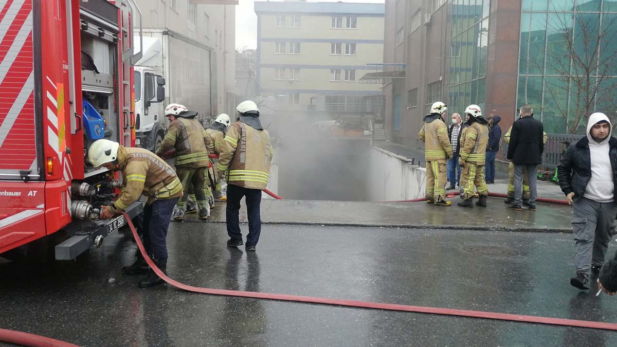 Beylikdüzü'nde, scooter deposunda yangın