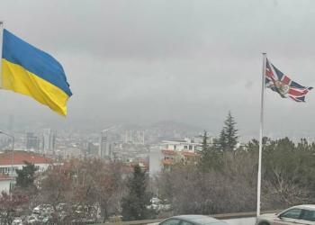 Büyükelçiliğe Ukrayna bayrağı asıldı