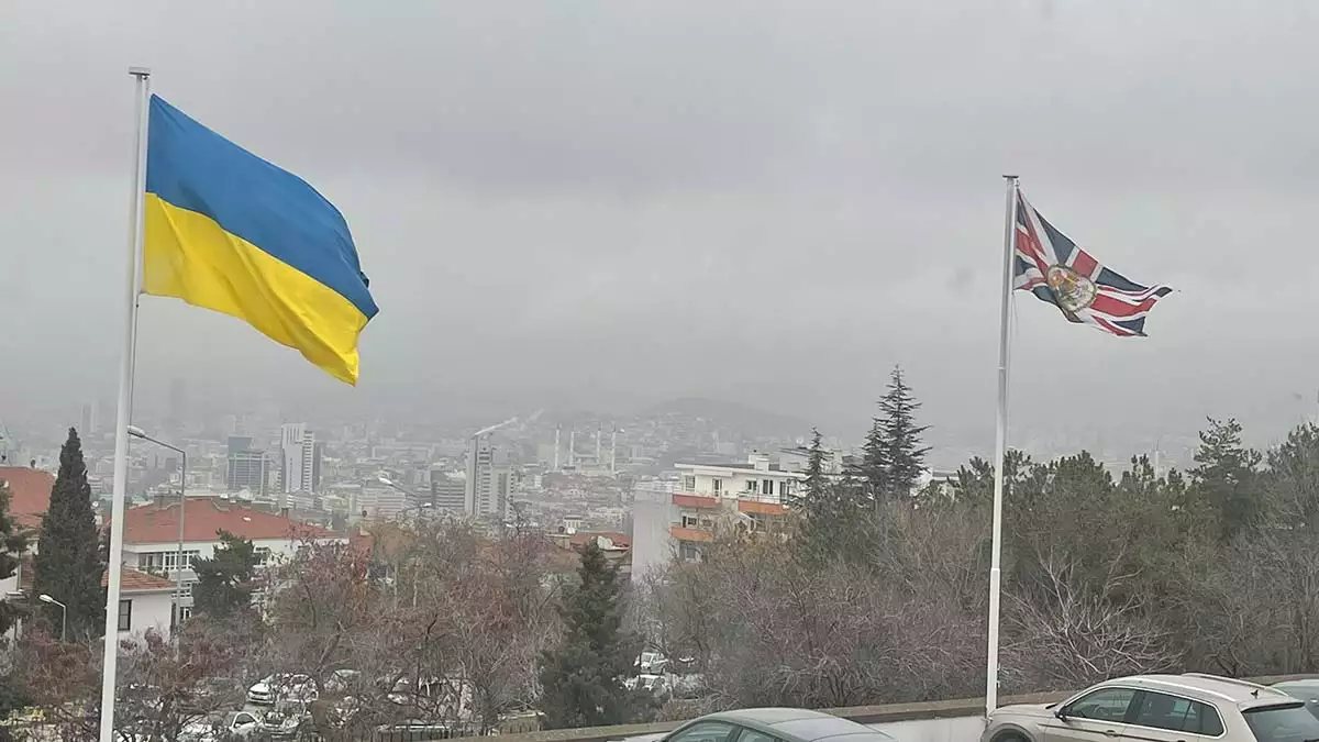 Büyükelçiliğe ukrayna bayrağı asıldı